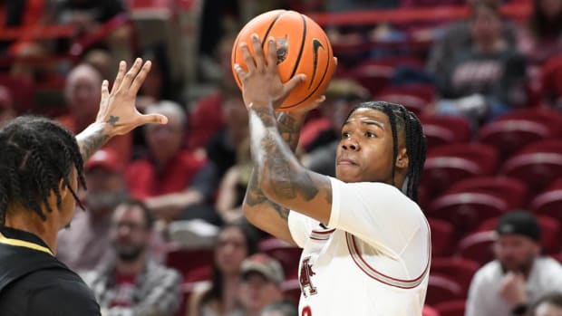 Razorbacks' Khalif Battle looks inside against Vanderbilt